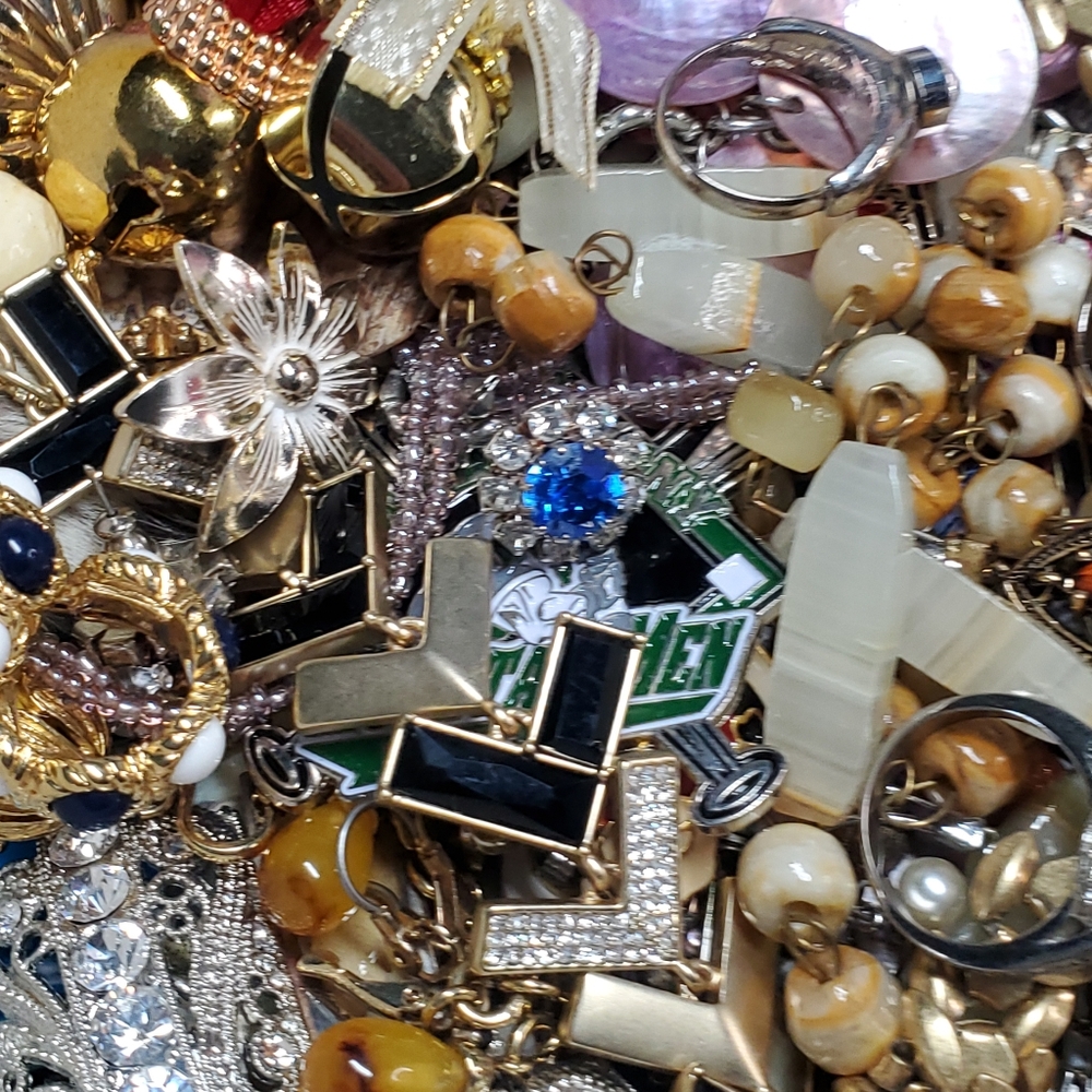 Grab Bag Of Necklaces, Bracelets, Rings, Earrings & Misc.  Brands. - Picture 9 of 16